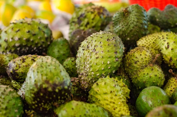 Egzotik tropik meyve, pazarda satmak için soursop görüntü.