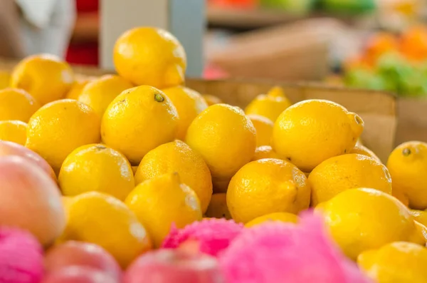 Zitrone Hintergrund Anzeige am Marktstand. Selektiver Fokusschuss — Stockfoto