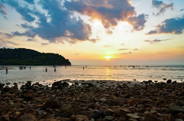 Hermoso momento de puesta de sol con impresionante color de cielo cerca de la playa — Foto de Stock