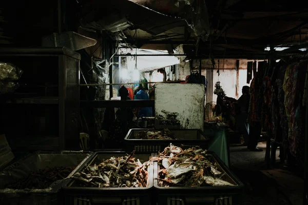 Gedroogde vis display op de traditionele markt gezouten — Stockfoto