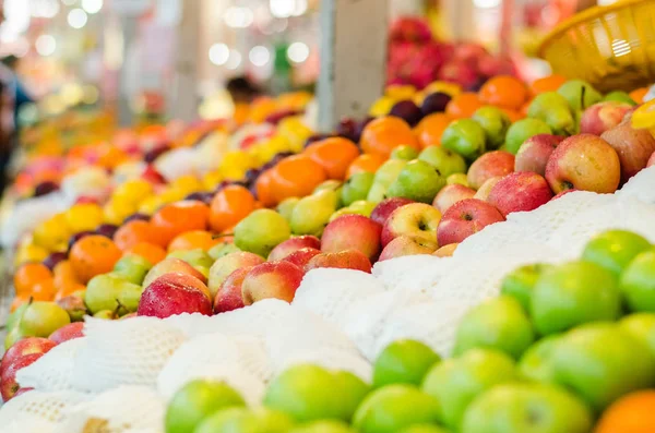 Połączenie pięknych kolorów, wiele świeżych, surowych owoców tła wyświetlania na straganie. — Zdjęcie stockowe