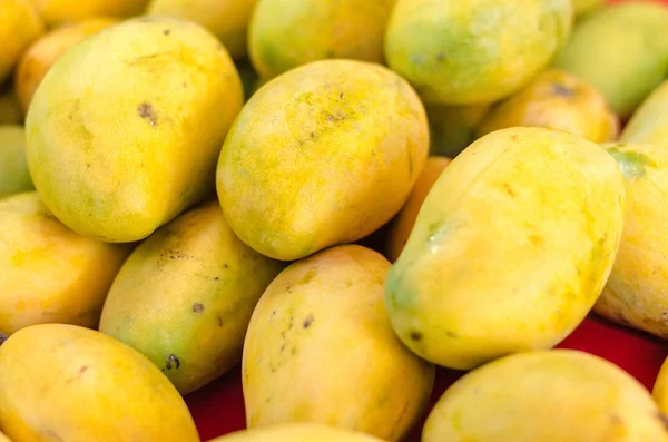 Селективный фокус выстрел, свежие манго на рынке — стоковое фото
