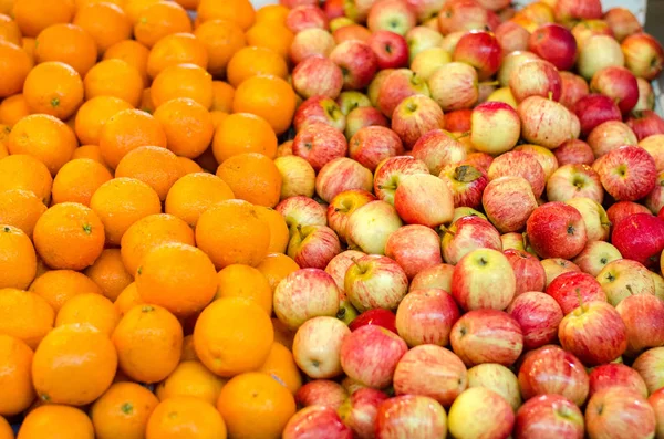 Schöne Farbkombination, orange und rote Apfel Hintergrund Anzeige am Marktstand. — Stockfoto