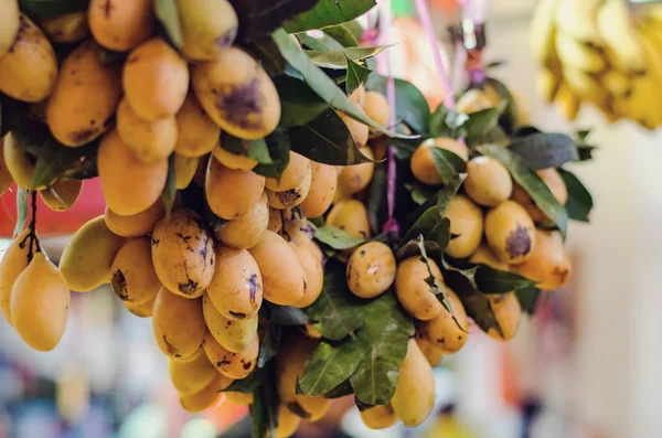 Defokus und verschwommenes Bild von frischen tropischen Zitrusfrüchten, die auf dem Markt als Marianische Pflaume bezeichnet werden. — Stockfoto