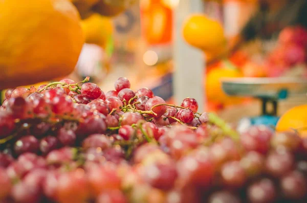 Haufen rohe Trauben auf dem Frischemarkt — Stockfoto