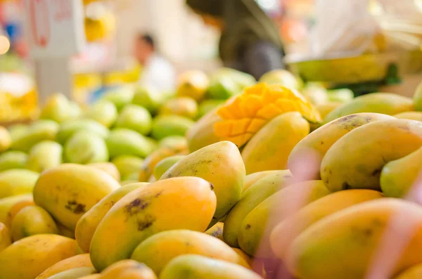 Frische gelbe Mangos im Marktstand. — Stockfoto