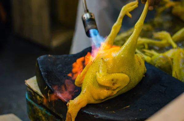 Defocus schot en vervagen van image, een werknemer die met behulp van steekvlam tot gebakken rauwe kip voor pluimvee proces — Stockfoto