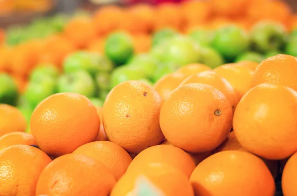 Schöne Farbkombination, orange und grüne Apfel Hintergrund Anzeige am Marktstand. — Stockfoto