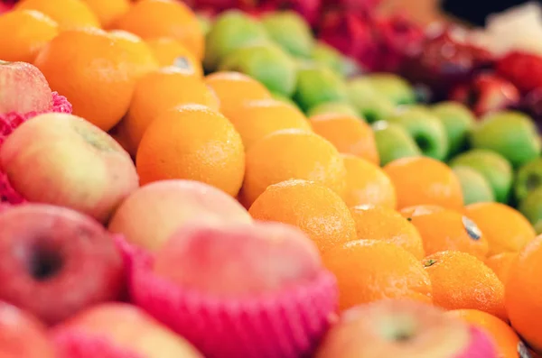 Schöne Farbkombination, Vielfalt an frischen rohen Früchten Hintergrundanzeige am Marktstand. — Stockfoto