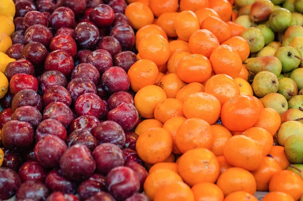 Schöne Farbkombination, Zitrone und grüner Apfel Hintergrunddisplay am Marktstand. — Stockfoto