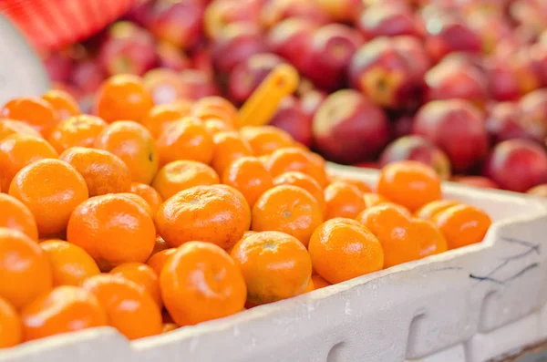 Schöne Farbkombination, orange und rote Apfel Hintergrund Display am Markt stal — Stockfoto