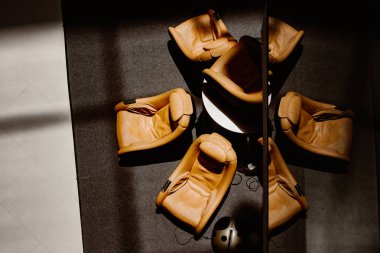 Lobi donatmak ile masaj divanları guest.shadow yerde ve ayna yansıması.