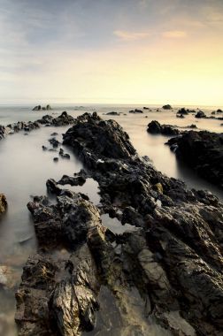 Pandak Beach Treangganu Malezya içinde büyülü gündoğumu arka plan üzerinde yer alan benzersiz kaya oluşumu