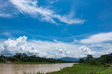 Perak Perak devlet, Malezya dağ ve bulutlu gökyüzü arka plan üzerinde bulunan güneşli gün Nehri'nin güzel sahne