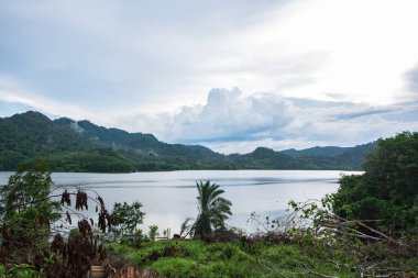 güzel doğa, bulutlu gökyüzü arka plan üzerinde hill tarafından çevrili Gölü