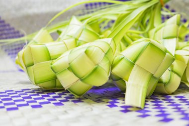 Ketupat veya pirinç hamur tatlısı olan Malezya en ikonik incelik çanak sırasında eid mubarak. Doğal pirinç genç Hindistan cevizi ile sarılmış terk.