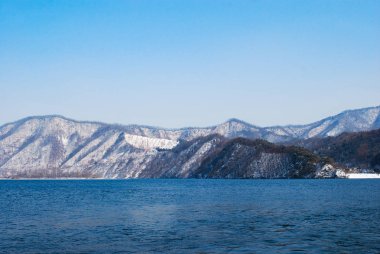 Kış mevsiminde güzel kış manzarası içinde Korea. Beyaz kar dağ mavi gökyüzü arka plan ile kaplı