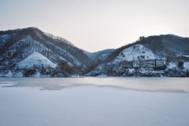 Güzel doğa, kış aylarında kar ve dondurucu Gölü tarafından kaplı park