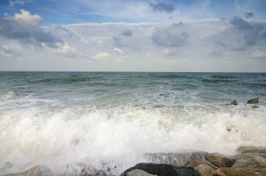 Sahilde rock isabet ederken dalga sıçramasına güzel doğa