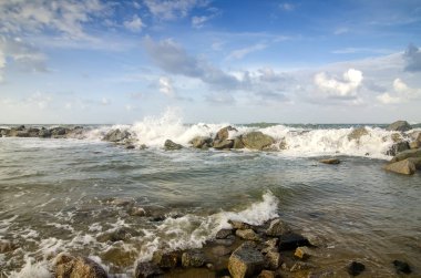 Sahilde rock isabet ederken dalga sıçramasına güzel doğa
