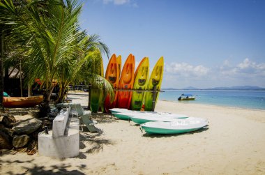 Güzellik doğa Kapas Malezya, büyülü kaya oluşumu mavi gökyüzü arka plan üzerinde bulunan adanın gizli