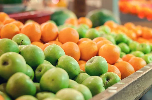 Schöne Farbkombination, Vielfalt an frischen rohen Früchten Hintergrundanzeige am Marktstand. — Stockfoto