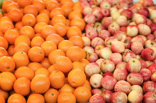 Schöne Farbkombination, orange und grüne Apfel Hintergrund Anzeige am Marktstand. — Stockfoto