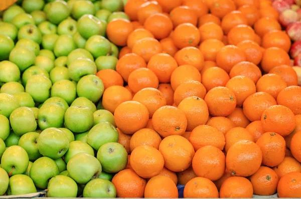 Schöne Farbkombination, orange und grüne Apfel Hintergrund Anzeige am Marktstand. — Stockfoto