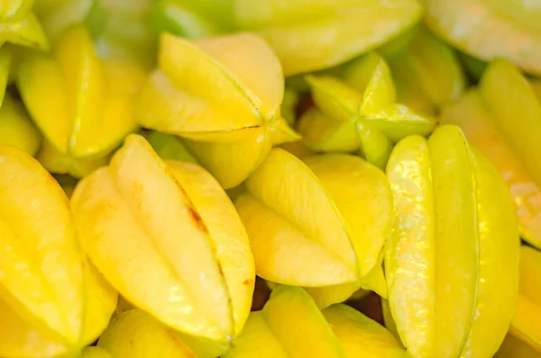 Desenfoque e imagen borrosa de la exhibición fresca de frutas crudas doradas de las estrellas — Foto de Stock