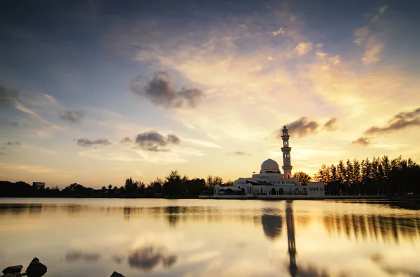 見事な風景フローティング モスク、マレーシアのトレンガヌで黄金の夕日背景の上。反射と曇り空 — ストック写真
