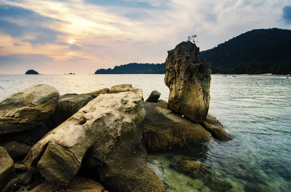 Hermosa vista al mar tropical y formación de roca única sobre el sol — Foto de Stock