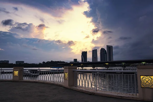 Beautiful view of Putrajaya Lake located in Malaysia over stunning sunrise background and cloudy sky — Stock Photo, Image