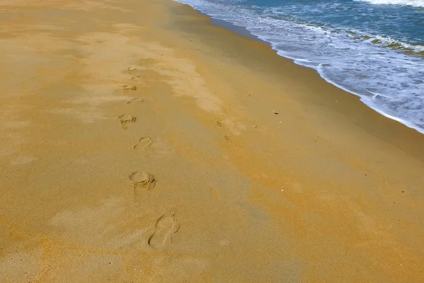 Fußabdruck auf Sandstrand Hintergrund — Stockfoto