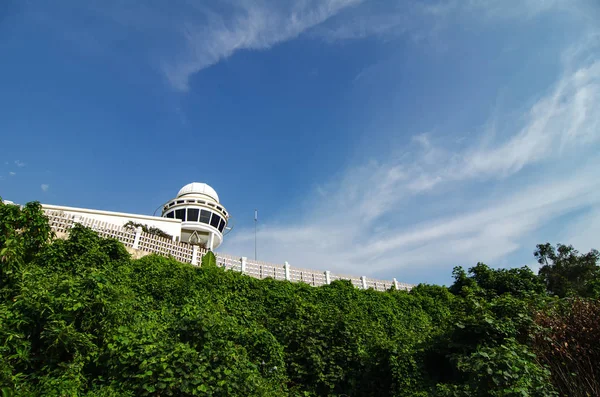 Estação de torre de telescópio observatório sobre fundo azul céu localizado em Port Dickson, Malásia — Fotografia de Stock