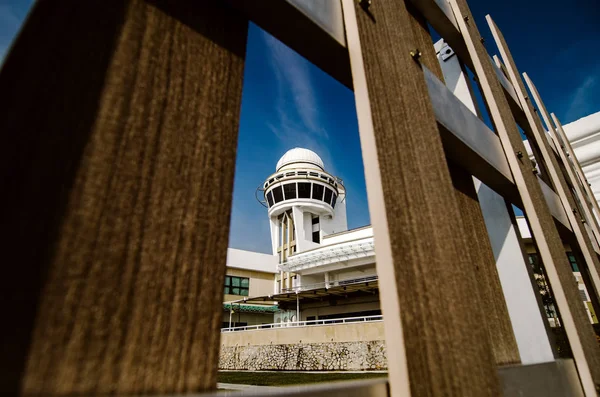 Estação de torre de telescópio observatório sobre fundo azul céu localizado em Port Dickson, Malásia — Fotografia de Stock