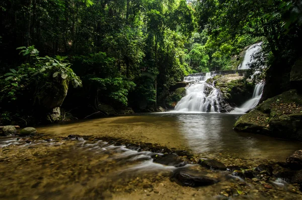 Increíble vista, oculto arroyo de cascada tropical rodeado de bosque verde — Foto de Stock