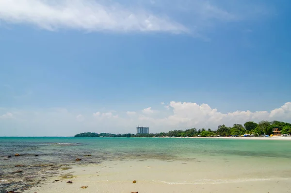 Hermosa naturaleza, playa tropical con agua clara y piedras. reflexión y fondo cielo azul nublado — Foto de Stock