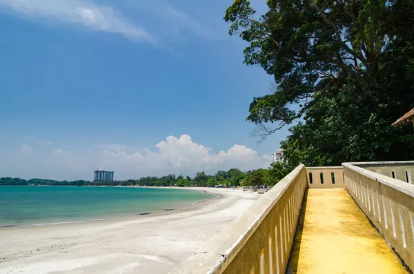 Tropical beach at sunny day with blue sky background and white deserted sand — Stock Photo, Image