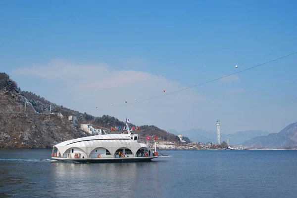 Wit cruise zeilen door het meer met prachtige natuur achtergrond tijdens winterseizoen — Stockfoto