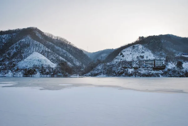 Güzel doğa, kış aylarında kar ve dondurucu Gölü tarafından kaplı park