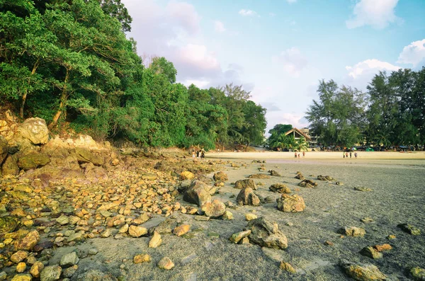 Vista al mar y playa cubierta de piedra sobre el cielo nublado — Foto de Stock