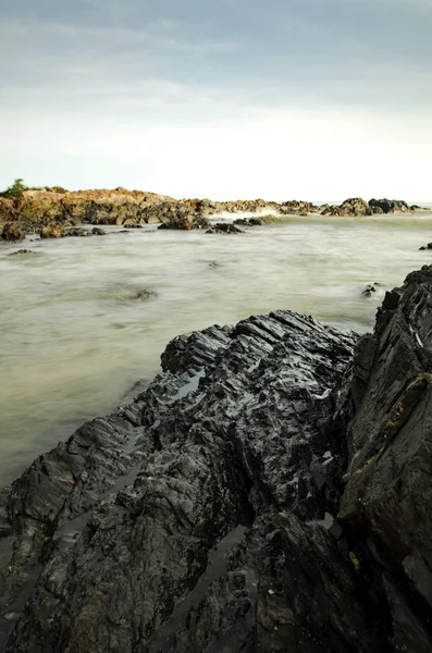 美丽的自然和独特的岩石表面，岸上 — 图库照片