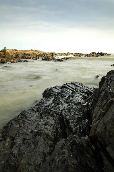 Vacker natur och unika bergytan på stranden — Stockfoto