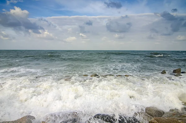 Hermosa naturaleza, salpicando ola mientras golpea la roca en la playa —  Fotos de Stock