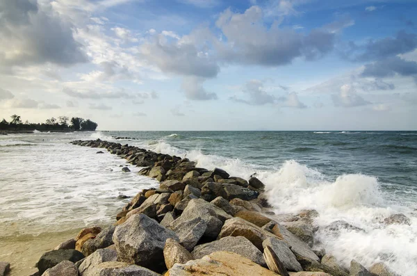Hermosa naturaleza, salpicando ola mientras golpea la roca en la playa — Foto de Stock