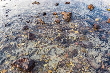 Güzel doğa, temiz su ve taş tropikal plaj. yansıma ve bulutlu mavi gökyüzü arka plan