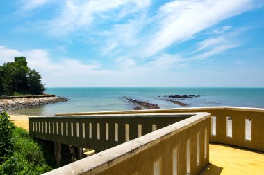 Mavi gökyüzü arka plan ile güneşli gün güzel tropikal plaj