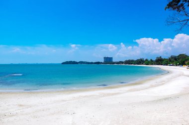 Mavi gökyüzü arka plan ve beyaz ıssız kum ile güneşli gün güzel tropikal plaj