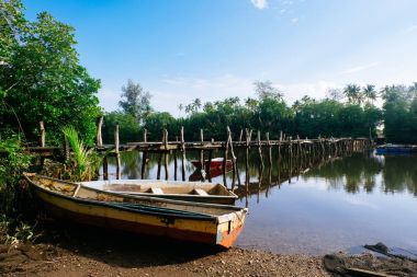 yansıma, fiber tekne ve güneşli bir gün, tahta köprüden güzel doğa