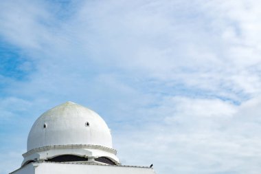 Güzel mimari, Minare ve Tengku Tengah Zaharah Camii kubbe mavi gökyüzü arka plan ile